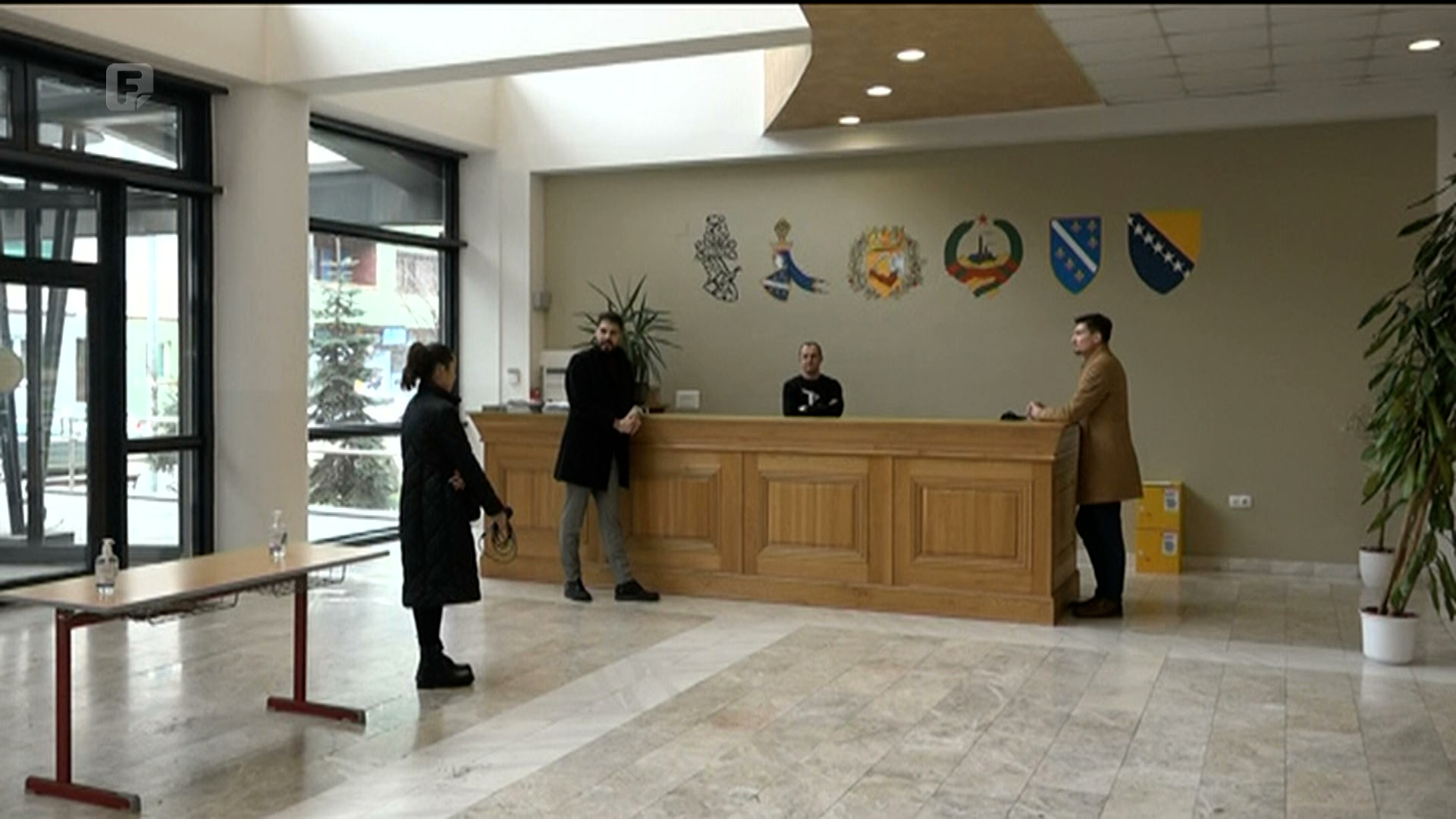 Zid sa šest grbova u atriju Pravnog i Ekonomskog fakulteta u Zenici